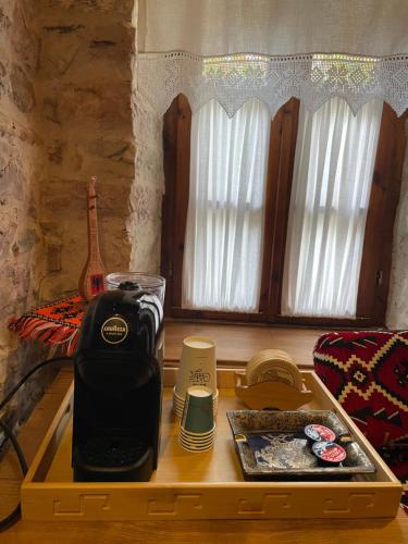 Příslušenství pro přípravu čaje a kávy v ubytování Old Room Bazaar