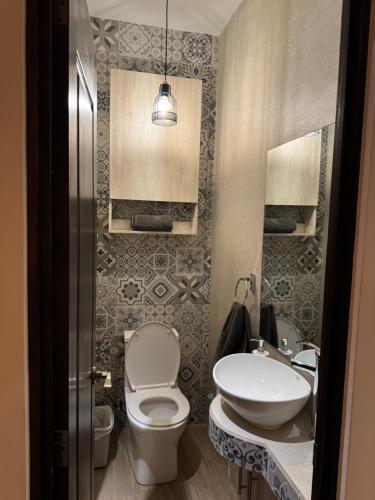 a bathroom with a toilet and a sink at Casa grande de lujo cerca Antigua Guatemala in Antigua Guatemala