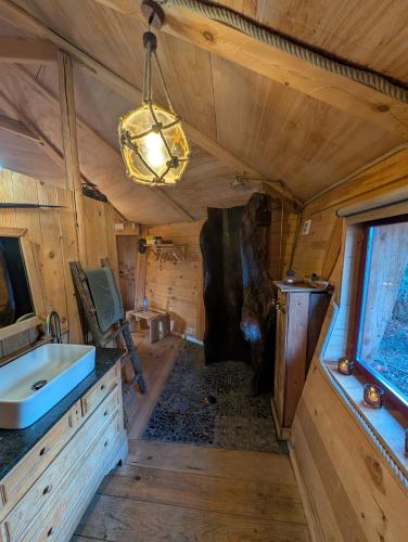 a bathroom with a sink and a tub in a room at B&B La Cabane du Bois Dormant in Spa