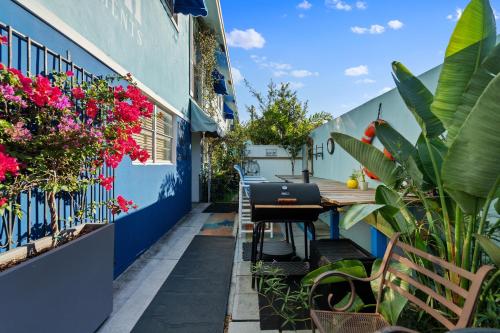 an outdoor patio with plants and a grill at Blue Bell Apartment Hotel in Fort Lauderdale