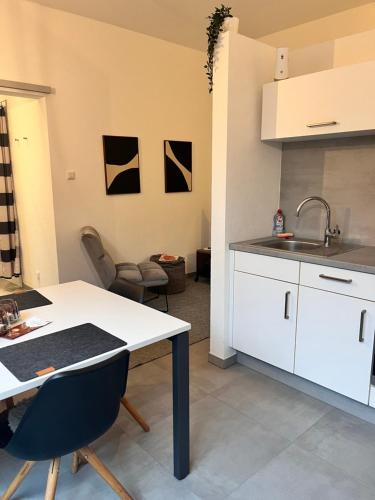 Modernes Tiny Apartment in Lageにあるキッチンまたは簡易キッチン