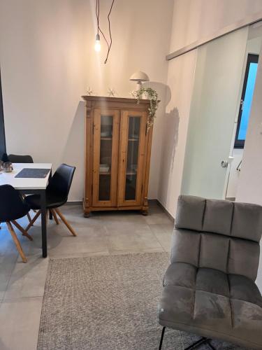 Modernes Tiny Apartment in Lageにあるシーティングエリア