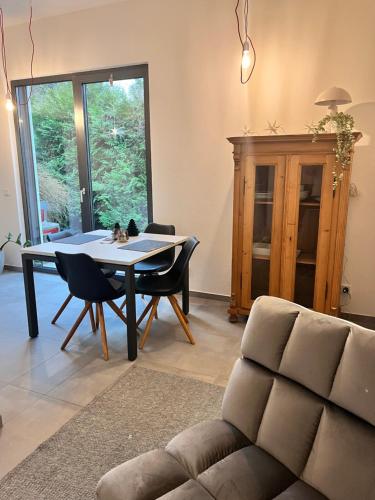 LageにあるModernes Tiny Apartment in Lageのテーブルと椅子とソファのあるリビングルーム