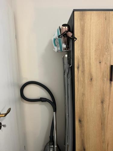 ein Zimmer mit einem Haartrockner, der an eine Wand angeschlossen ist in der Unterkunft Elizi1winter apartments Pamporovo in Pamporowo