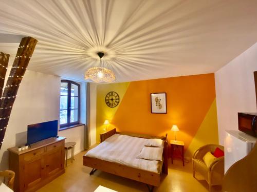une chambre avec un lit et un plafond dans l'établissement Bel Appartement Chaleureux 306 - Le Garbet - Résidence Grand Hôtel, à Aulus-les-Bains