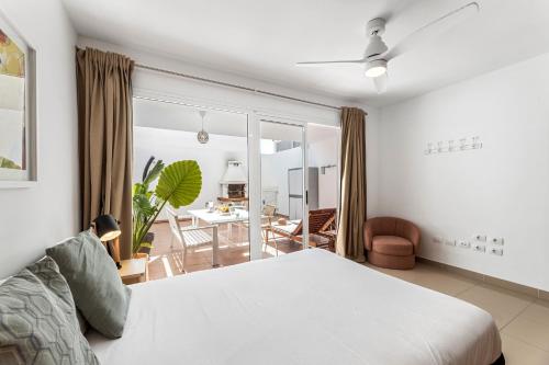 ein Schlafzimmer mit Bett und ein Wohnzimmer in der Unterkunft La casa de la playa in Playa Honda