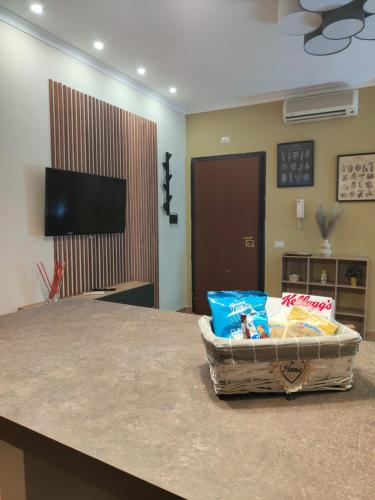 ein Wohnzimmer mit einem Tisch, auf dessen Theke ein Korb steht. in der Unterkunft Michele's House in Rom