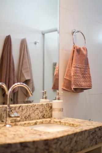 a bathroom counter with a sink and a mirror at Suítes Conforto no Paraíso in Alto Paraíso de Goiás