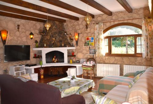 a living room with a couch and a fireplace at Casa Rural La Gustoza in Sauzal