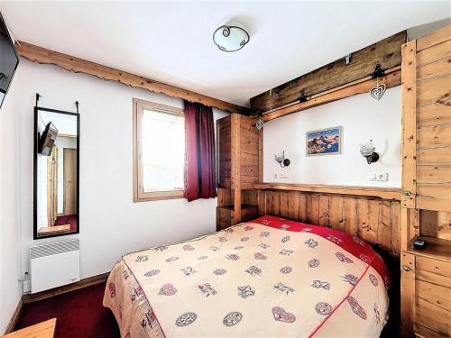 une chambre avec un lit dans le coin d'une pièce dans l'établissement Résidence L'ecrin Des Sybelles - APPARTEMENT 2 PIECES 4 PERS AVEC PARKING PRIVE MAE-0014, à La Toussuire