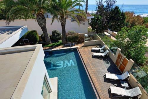 Bazén v ubytování Jacaranda Beach Villa nebo v jeho okolí