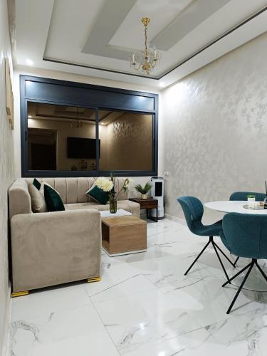 un salon avec un canapé et une table dans l'établissement La Jolie Al Jadid, à Nador