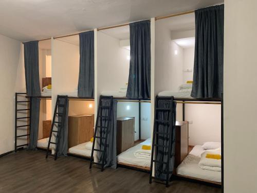Postel nebo postele na pokoji v ubytování Spanglish Hostel Benidorm
