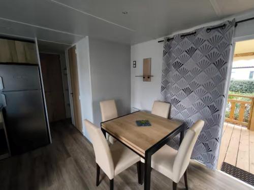 une salle à manger avec une table et des chaises en bois dans l'établissement Charme, Confort & Espace, 3 ch, 40 m2, super équipé, à Lattes