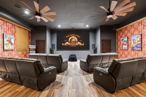 une salle de projection avec des fauteuils en cuir et un écran dans l'établissement Villa Paradiso, à Tucson