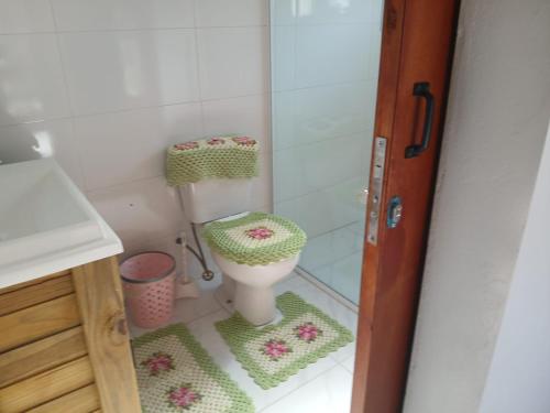 ein kleines Badezimmer mit Toilette und Dusche in der Unterkunft Acomodação tranquila confortável 15 MT da praia in Florianópolis