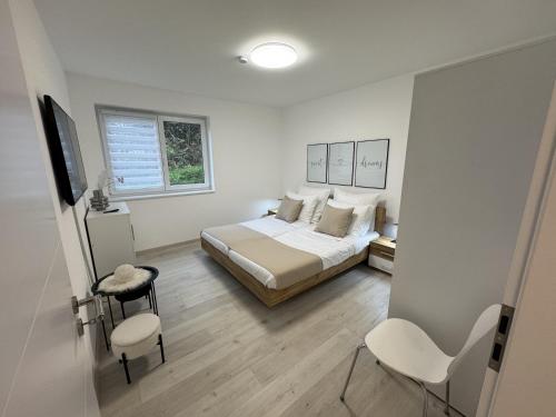 Postel nebo postele na pokoji v ubytování Neue Wohnung für 4 Küche Terrasse