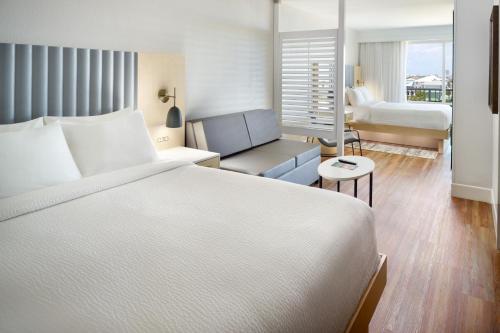 Кровать или кровати в номере SpringHill Suites by Marriott Pensacola Beach