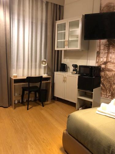 Cette chambre dispose d'un bureau, d'un lit, d'un bureau et d'une chaise. dans l'établissement L'URBANA Rooms, à Noyelles-Godault