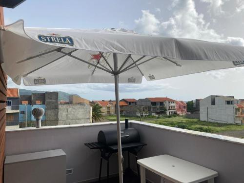 Mendes Guesthouseにあるバルコニーまたはテラス
