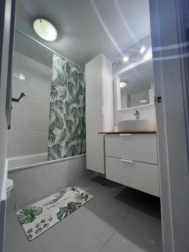 a bathroom with a sink and a mirror at Mariposa in El Médano