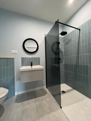 Bilik mandi di Appartement privé bleu