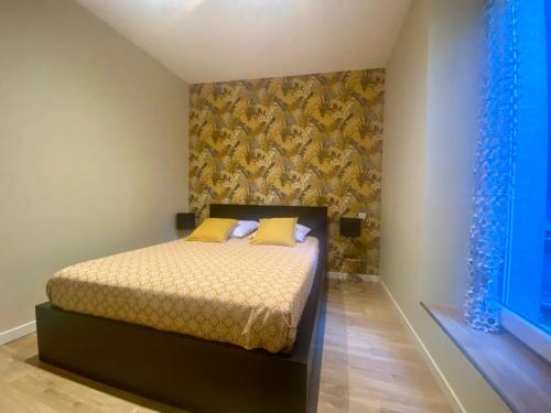 une chambre avec un lit avec des oreillers jaunes dans l'établissement Splendide et convivial 8 personnes hyper centre, à Cauterets