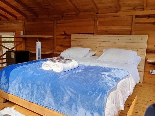 Postel nebo postele na pokoji v ubytování Ecocabañas B&B - Cabaña de lujo con jacuzzi privado cerca a termales