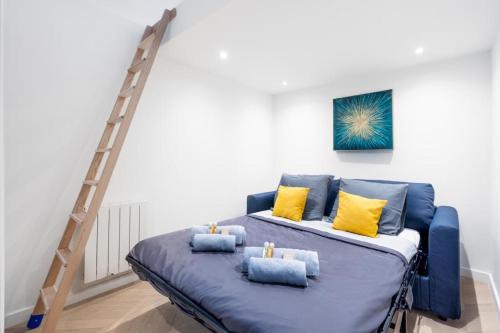 Cette chambre dispose d'un lit bleu avec une échelle. dans l'établissement Le Jean Jaurès - Studio cosy au cœur de Boulogne, à Boulogne-Billancourt