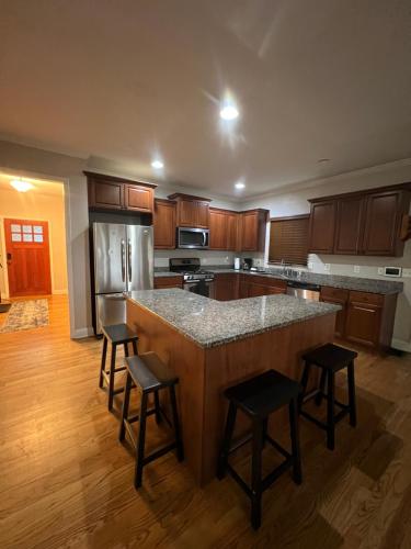 Η κουζίνα ή μικρή κουζίνα στο Spacious Gorgeous 3bd home with large deck Close to EVERYTHING