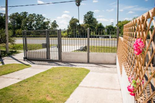 a gate with pink flowers on a fence at villa Cristalina in Montevideo