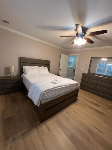 Ένα ή περισσότερα κρεβάτια σε δωμάτιο στο Spacious Gorgeous 3bd home with large deck Close to EVERYTHING