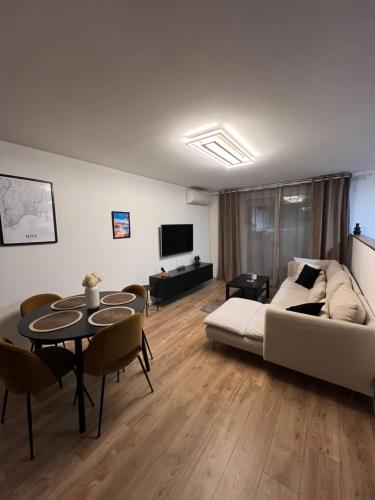 Olympie, airport, train and tram station Fully equipped for 3 peoples