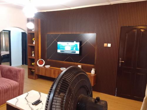 Una televisión o centro de entretenimiento en Moricol Lodge