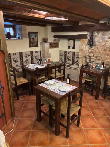 Un restaurante u otro lugar para comer en Hotel Casa de la Fuente