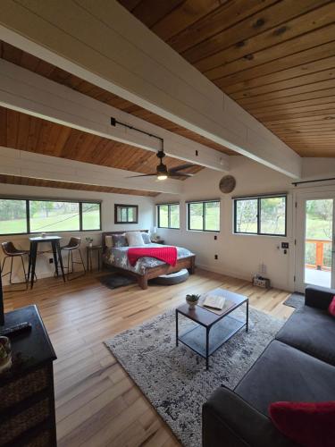 Posezení v ubytování A Restful Studio Near a Creek and Forest - Pet Friendly