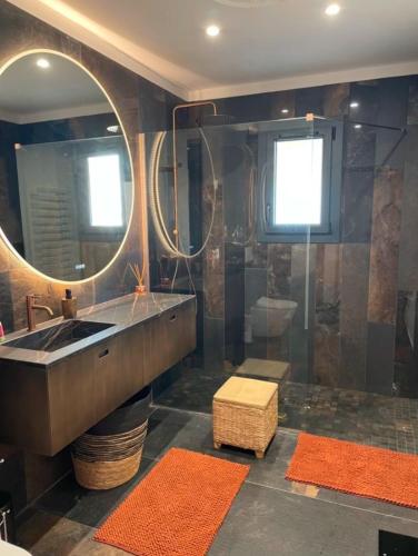 une salle de bain avec un lavabo et un miroir dans l'établissement villa avec Piscine, à Gardanne