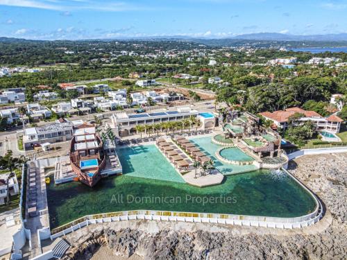 una vista aerea della piscina del resort All Dominican Properties di Villas Santa Fe a Sosúa