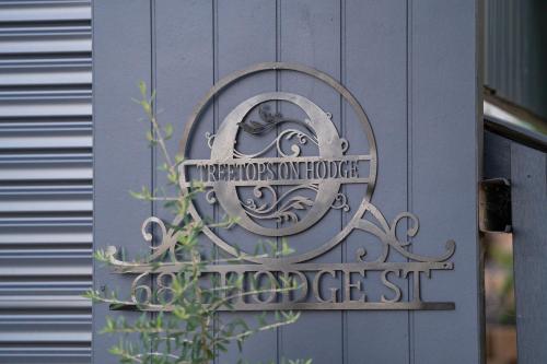 a metal sign on the side of a building at Tree Tops on Hodge in Albury