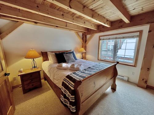 Кровать или кровати в номере Alpine Timber Luxury Chalet w/Hot Tub