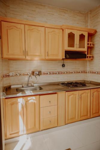 una cucina con mobili in legno e un lavello di Elegance a Valledupar