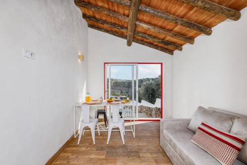 a living room with a table and a couch at Casa do Jardim Secreto - Monsaraz in Santo António do Baldio