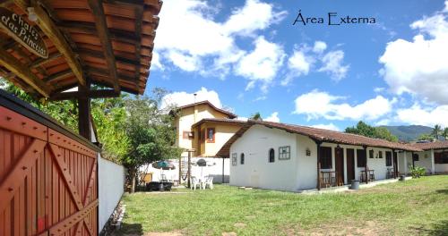 a view of the courtyard of a house at Chalé das Princesas in Ilhabela