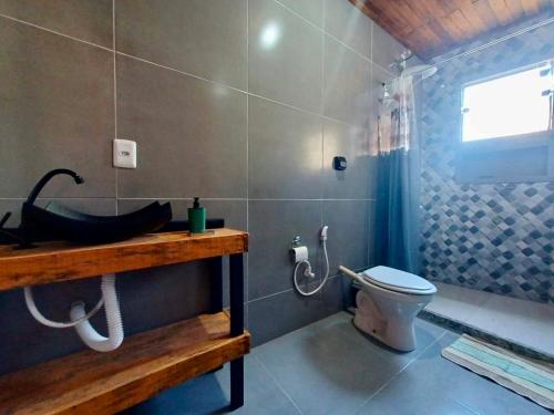 Ένα μπάνιο στο Casa 2 suítes e piscina em Rio das Ostras há poucos passos do Mar!