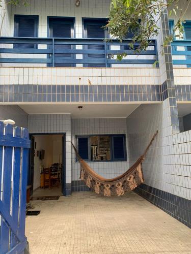 um edifício com uma rede na lateral em casa de praia em castelhanos em Anchieta