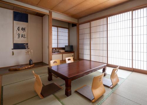 Iidamachi「上石田のおうち」農業体験もできる連泊がお得な１棟貸切の宿的有桌子和椅子的餐厅