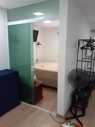 Habitación con cama y puerta de cristal en APTO CASAL e FILHO, en Santo André