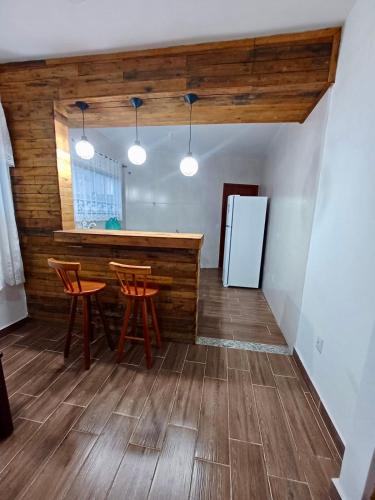 Η κουζίνα ή μικρή κουζίνα στο Casa 2 suítes e piscina em Rio das Ostras há poucos passos do Mar!