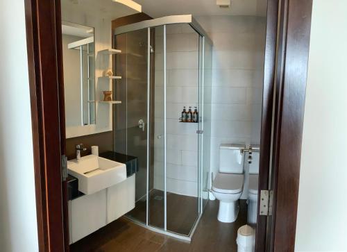 サンタ・クルス・デ・ラ・シエラにあるCiprés Confortのシャワー、洗面台、トイレ付きのバスルーム