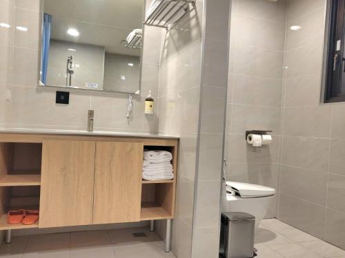 a bathroom with a sink and a toilet at 金讚溫泉飯店 in Taimali